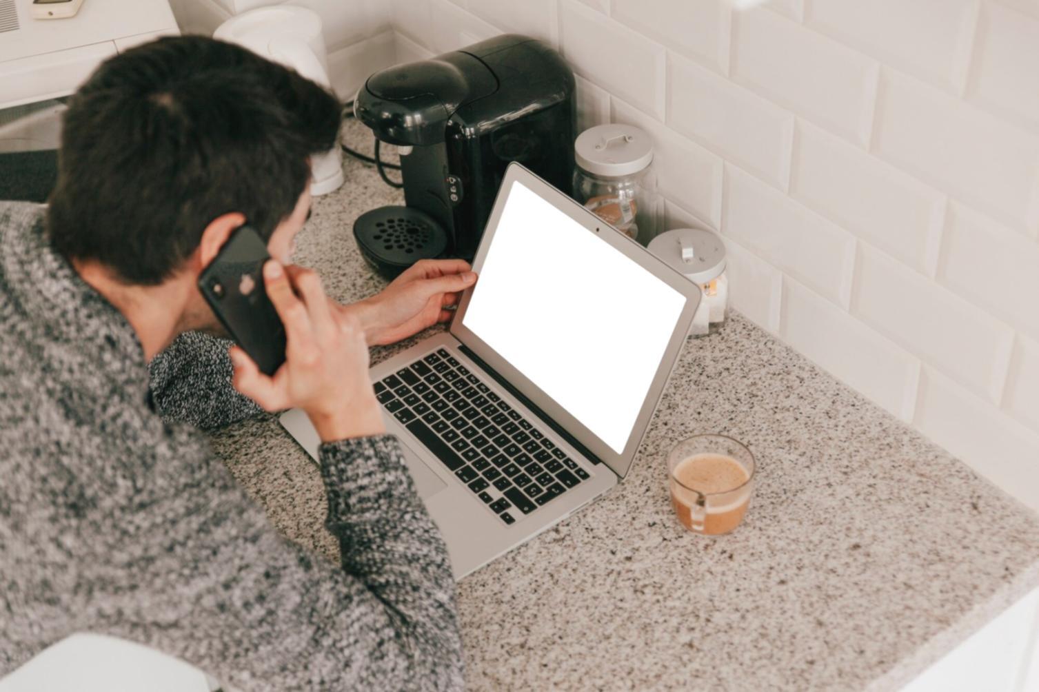 Atelier d'écriture en groupe avec des participants concentrés sur leurs projets personnels