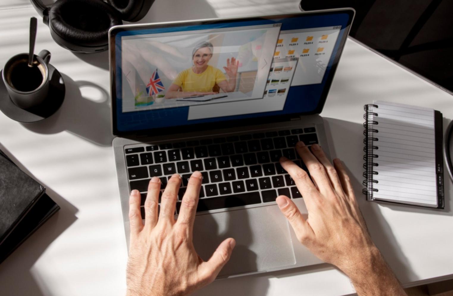 Espace de travail créatif avec carnets et outils d'écriture